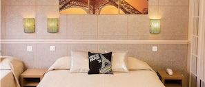 Quadruple Room | In-room safe, desk, soundproofing, free WiFi