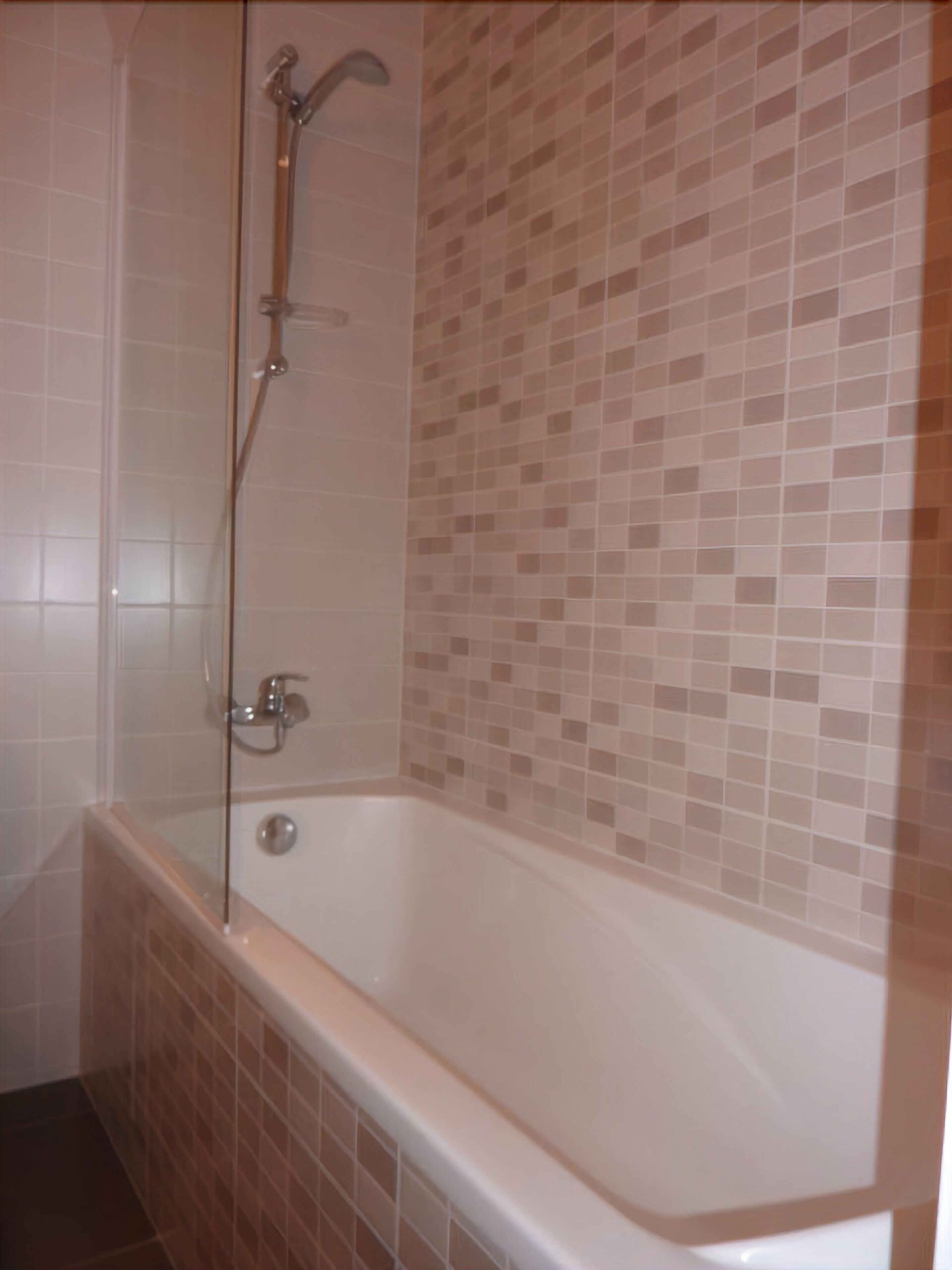 deep-soaking bathtub