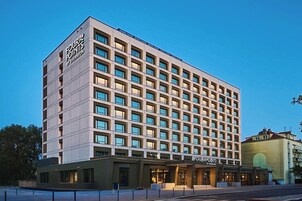 Un hotel moderno con una fachada plana y una cuadrícula de ventanas.