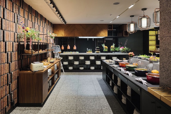 Petit déjeuner buffet (80 PLN par personne)