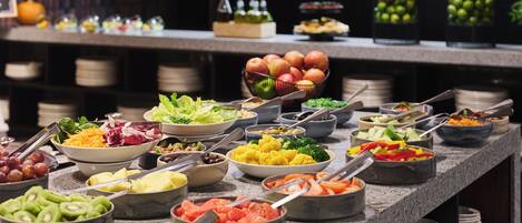 Daily buffet breakfast (PLN 80 per person)
