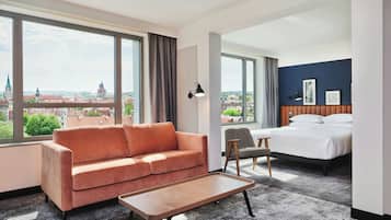 Habitación Deluxe, 1 cama de matrimonio grande con sofá cama, no fumadores, vistas a la ciudad | Caja fuerte, tabla de planchar con plancha, cunas gratuitas