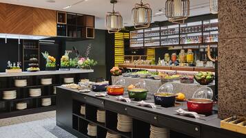 Tägliches Frühstücksbuffet (80 PLN pro Person)