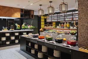 Esmorzar diari d'estil bufet (80 PLN per persona) 