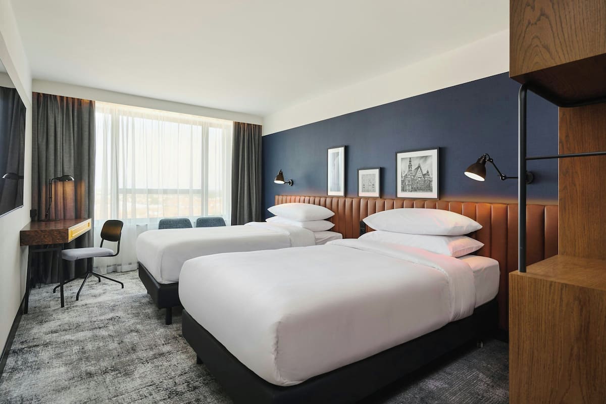 Superior kamer, 2 eenpersoonsbedden, uitzicht op stad | Een kluis op de kamer, een strijkplank/strijkijzer, gratis babybedden