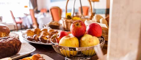 Petit déjeuner buffet (18 EUR par personne)