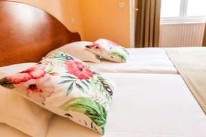 Premium bedding, memory-foam beds, in-room safe, desk - Malecot Hotel by F-Hotels (Blankenberge)