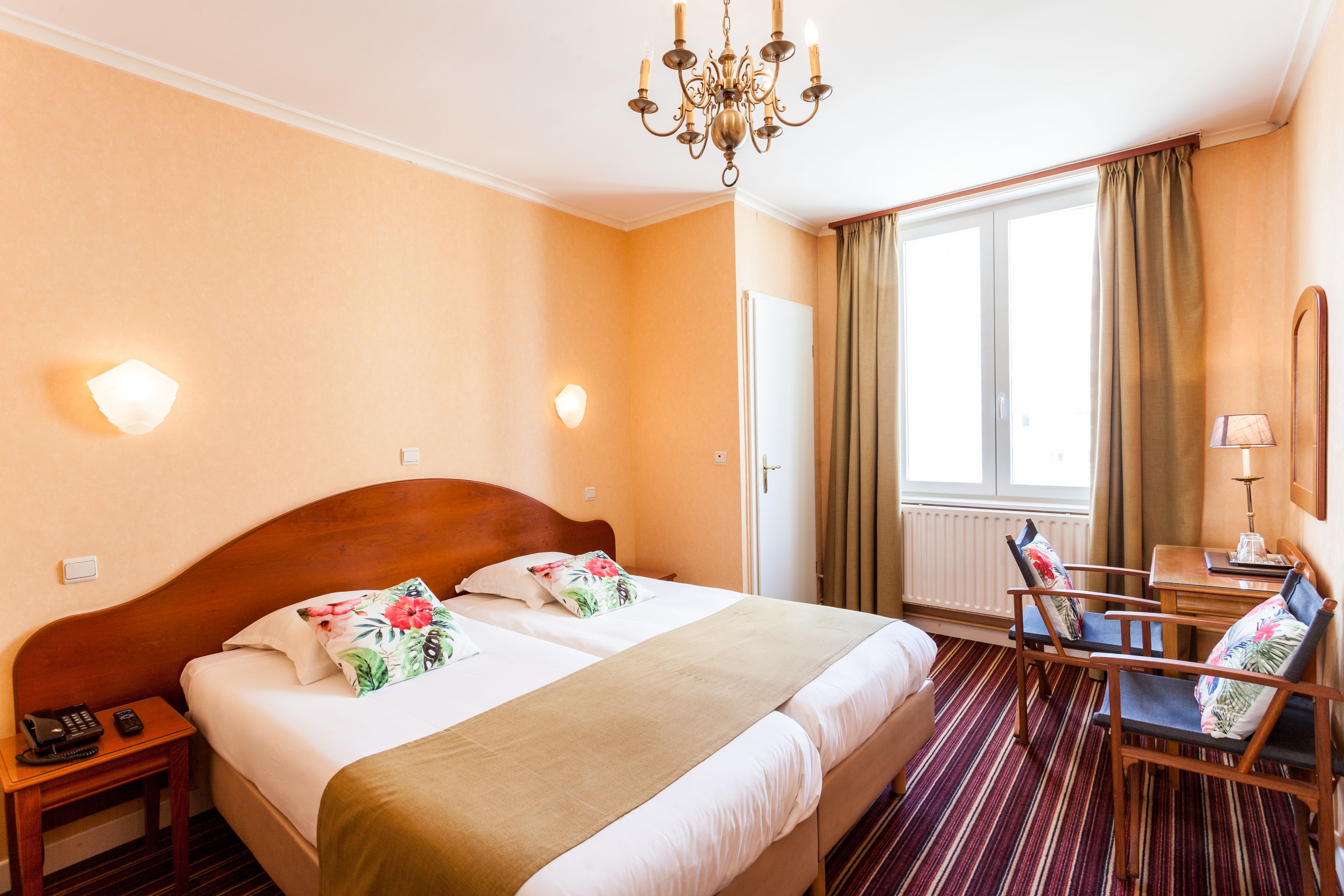 Luxe beddengoed, bedden met traagschuimmatrassen, een kluis op de kamer