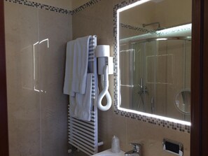 Dusche, kostenlose Toilettenartikel, Haartrockner, Bidet