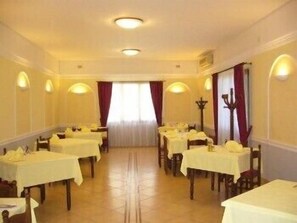 매일 뷔페 아침 식사(1인당 EUR 9)