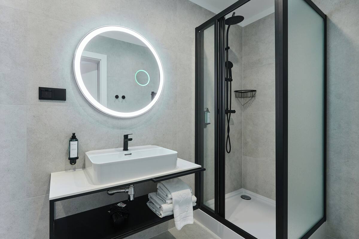 shower, free toiletries, hair dryer, towels