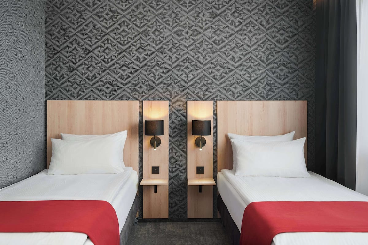 Standard Room, 2 Twin Beds, Non Smoking | Select Comfort beds, in-room safe, desk, laptop workspace