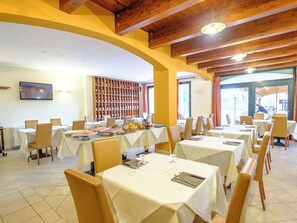 Petit déjeuner, déjeuner et dîner servis sur place, vue sur le jardin