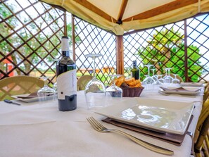 Petit déjeuner, déjeuner et dîner servis sur place, vue sur le jardin