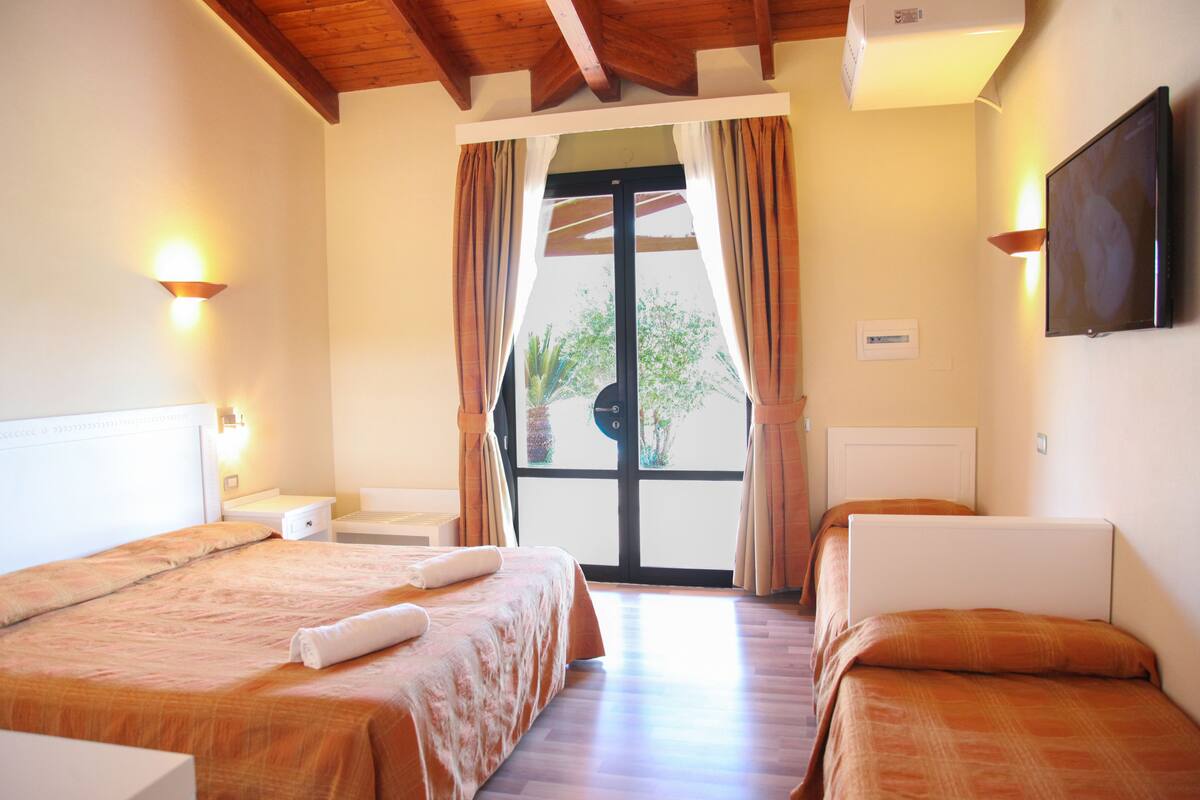 standard quadruple room | 1 bedroom, premium bedding, down duvets, select comfort beds