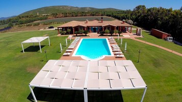Piscina stagionale all'aperto, ombrelloni da piscina, lettini
