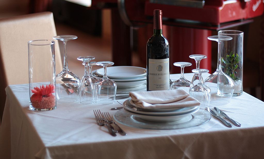 breakfast, lunch, dinner served; seafood, garden views