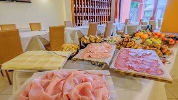 Servizio di colazione, pranzo e cena