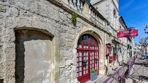A historic stone building with a red door and a sign for "Hôtel de Provence". - Hôtel des Artistes (Tarascon)