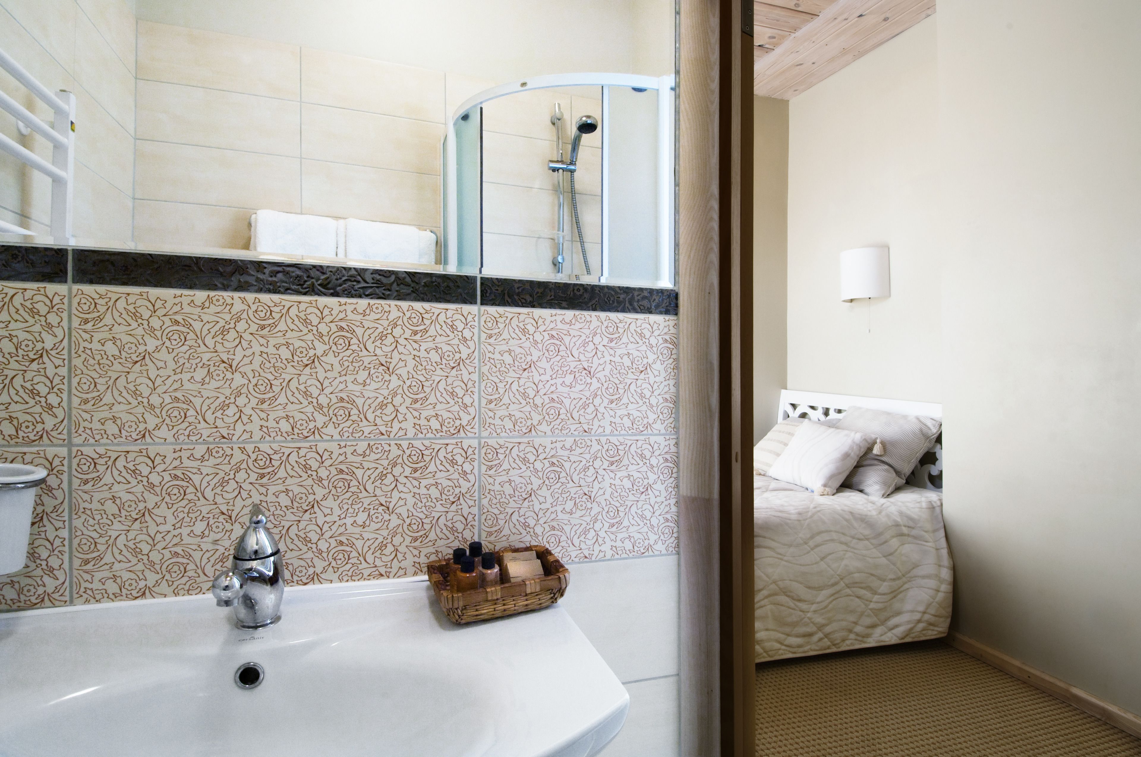 basic double room, 1 double bed, private bathroom, golf view | bathroom | shower, free toiletries, towels