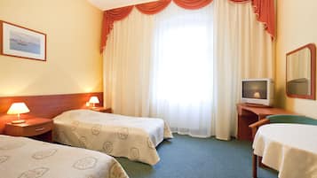 Basic-Doppel- oder -Zweibettzimmer | Schreibtisch, Bügeleisen/Bügelbrett, kostenloses WLAN, Bettwäsche