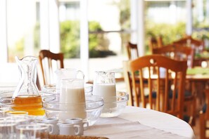Daily continental breakfast for a fee - Paradores Austral Bahia Blanca (Bahia Blanca)