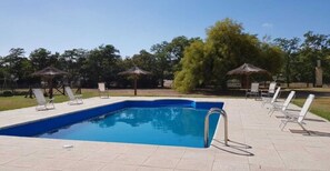Seasonal outdoor pool - Paradores Austral Bahia Blanca (Bahia Blanca)