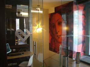 Bathtub, designer toiletries, hair dryer, bidet - Hotel Aroi Ponferrada (Ponferrada)