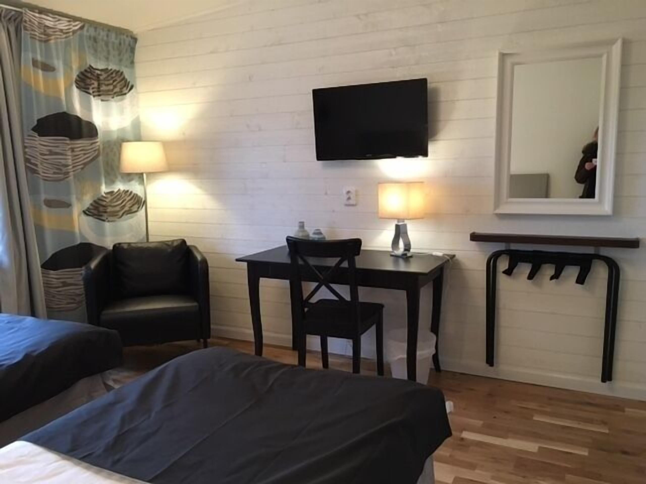 1 Schlafzimmer, individuell dekoriert, Schreibtisch