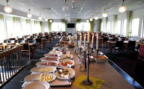 Lunch and dinner served, Scandinavian cuisine - Sjögestad Motell (Vikingstad)