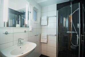 Dusche, Haartrockner, Handtücher