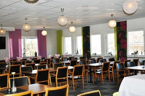 Lunch and dinner served - Sjögestad Motell (Vikingstad)