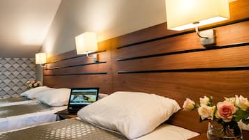 In-room safe, desk, WiFi