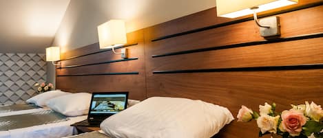 In-room safe, desk, WiFi
