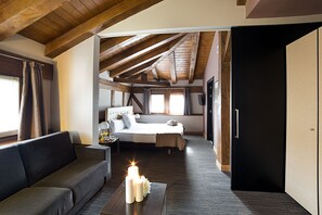 Superior Double or Twin Room | Minibar, in-room safe, desk, blackout drapes - Hotel Dolarea (Beasain)