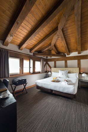 Quarto casal ou duplo (Abuhardillada) | Frigobar, cofres nos quartos, escrivaninha, cortinas blackout