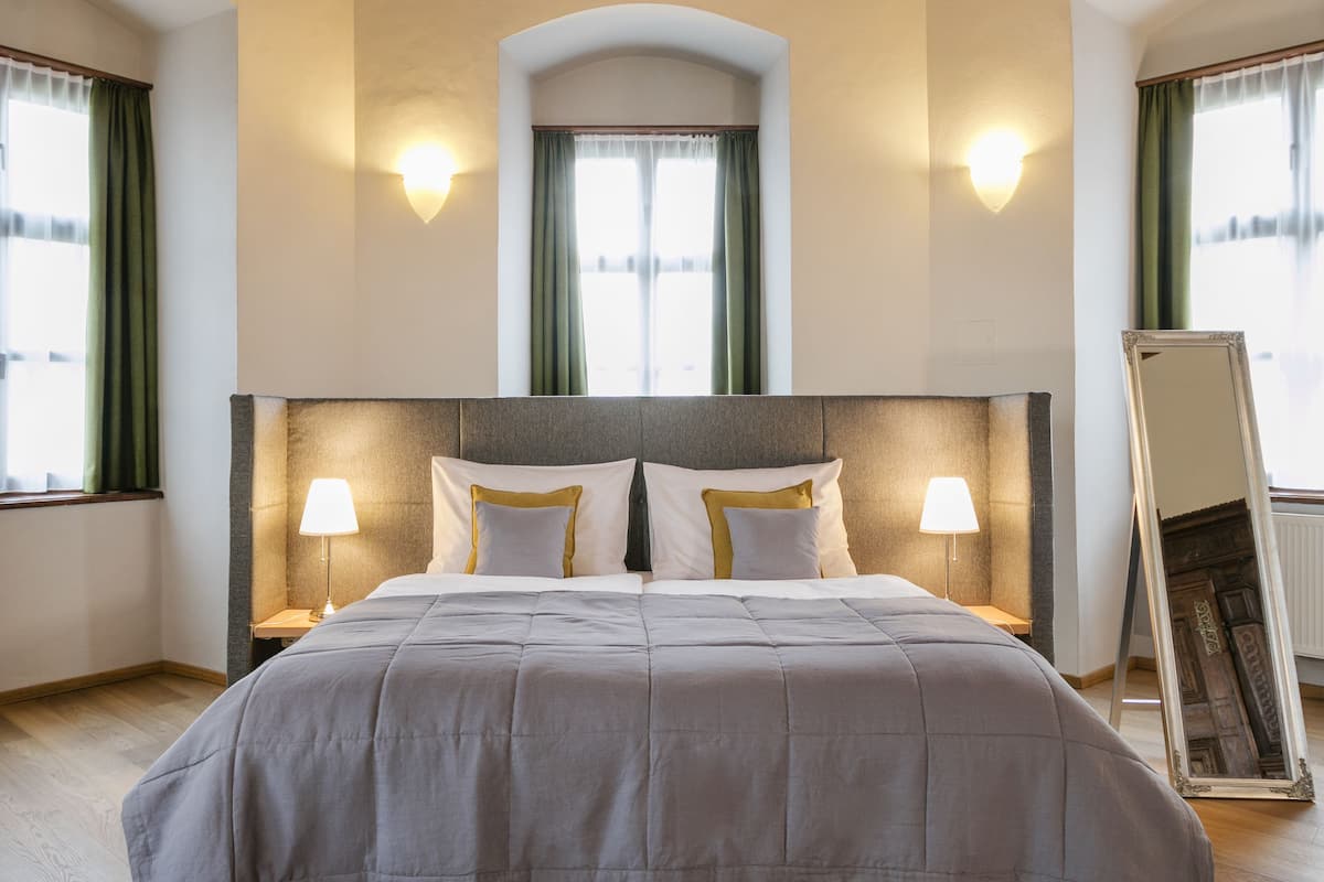 in-room safe, free wifi, bed sheets