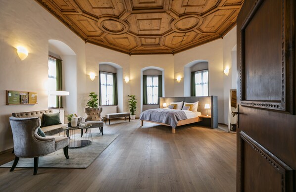 In-room safe, free WiFi, bed sheets