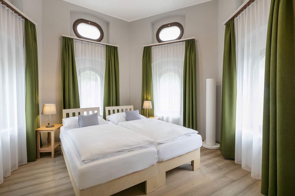 Grand tweepersoonskamer | Een kluis op de kamer, gratis wifi, beddengoed