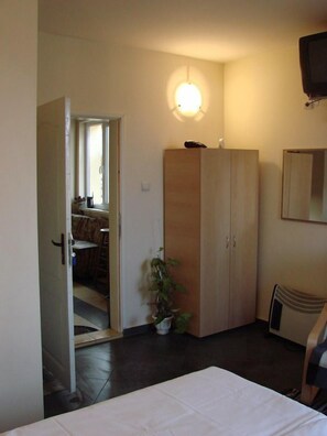 Minibar, escritorio, cortinas blackout y tabla de planchar con plancha 