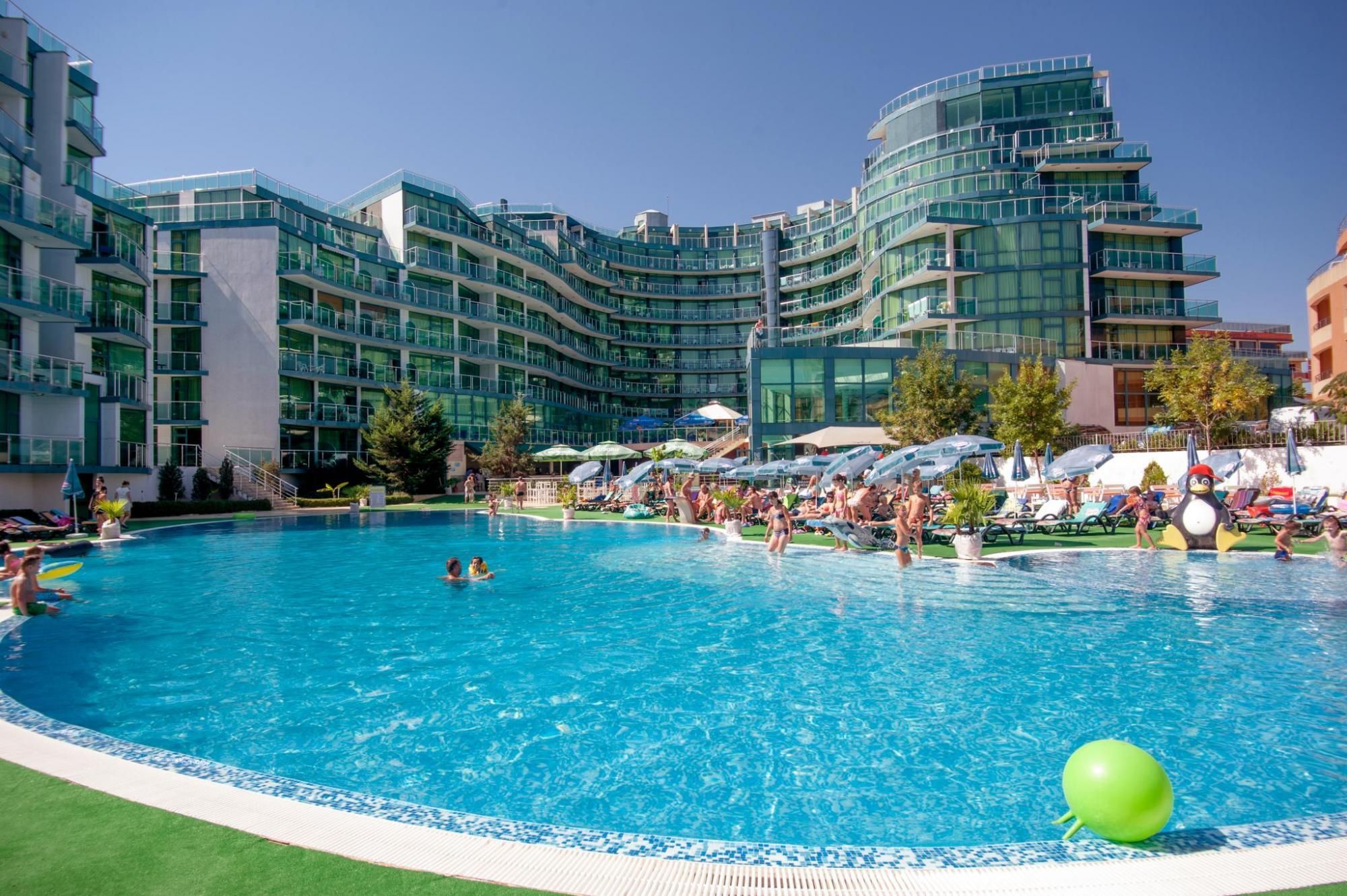 Una piscina cubierta, una piscina al aire libre