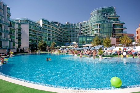 Una piscina techada, una piscina al aire libre. Grand Hotel Primorsko