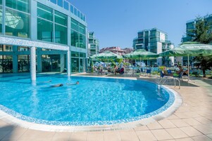 Una piscina cubierta, una piscina al aire libre