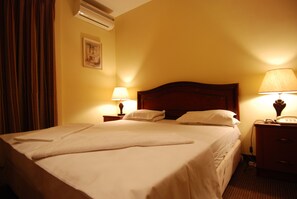 Kamar Double Standar, 1 Tempat Tidur King | Meja kerja dan tempat tidur bayi gratis