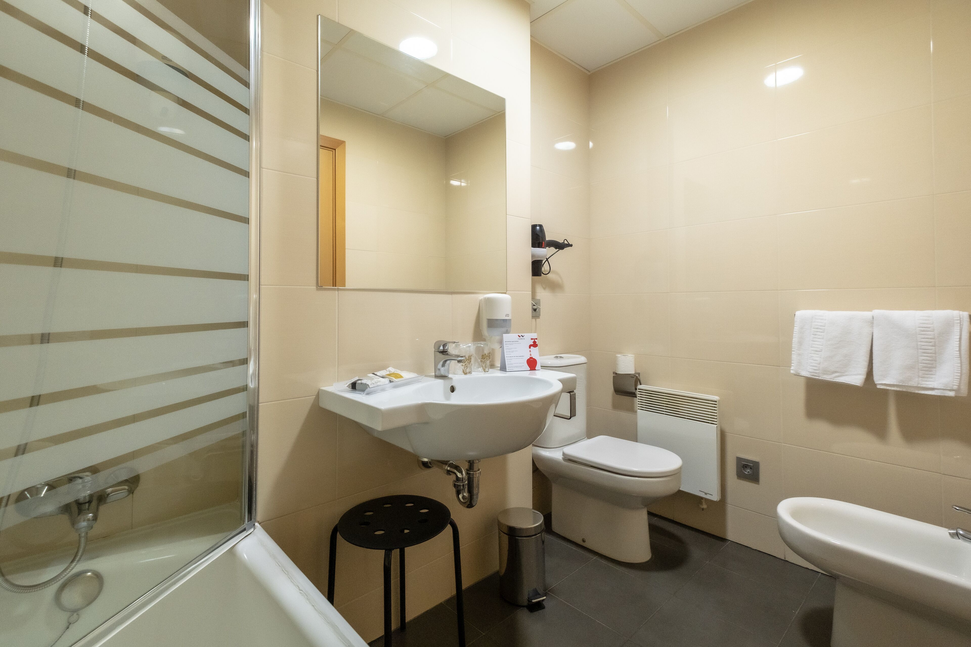 combined shower/bathtub, hair dryer, bidet, towels