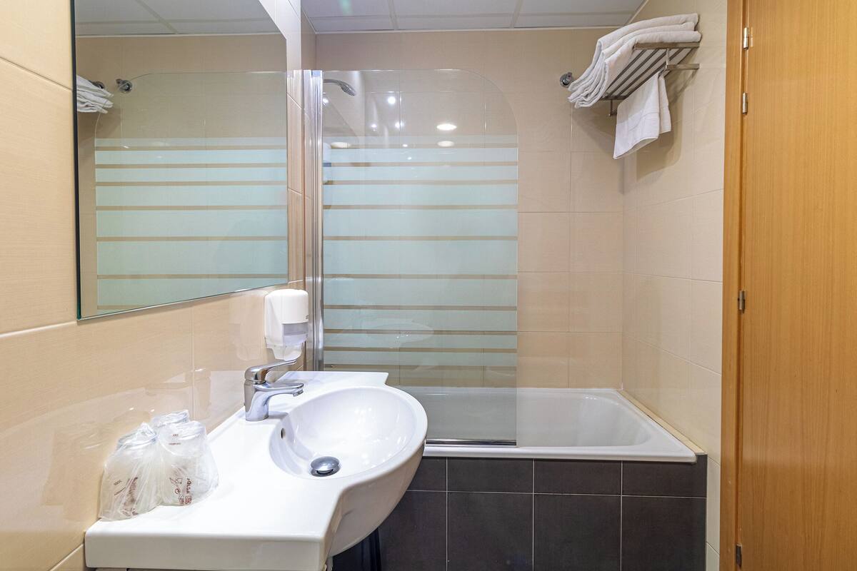 combined shower/bathtub, hair dryer, bidet, towels