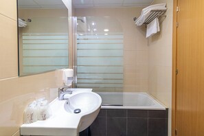 Combined shower/tub, hair dryer, bidet, towels
