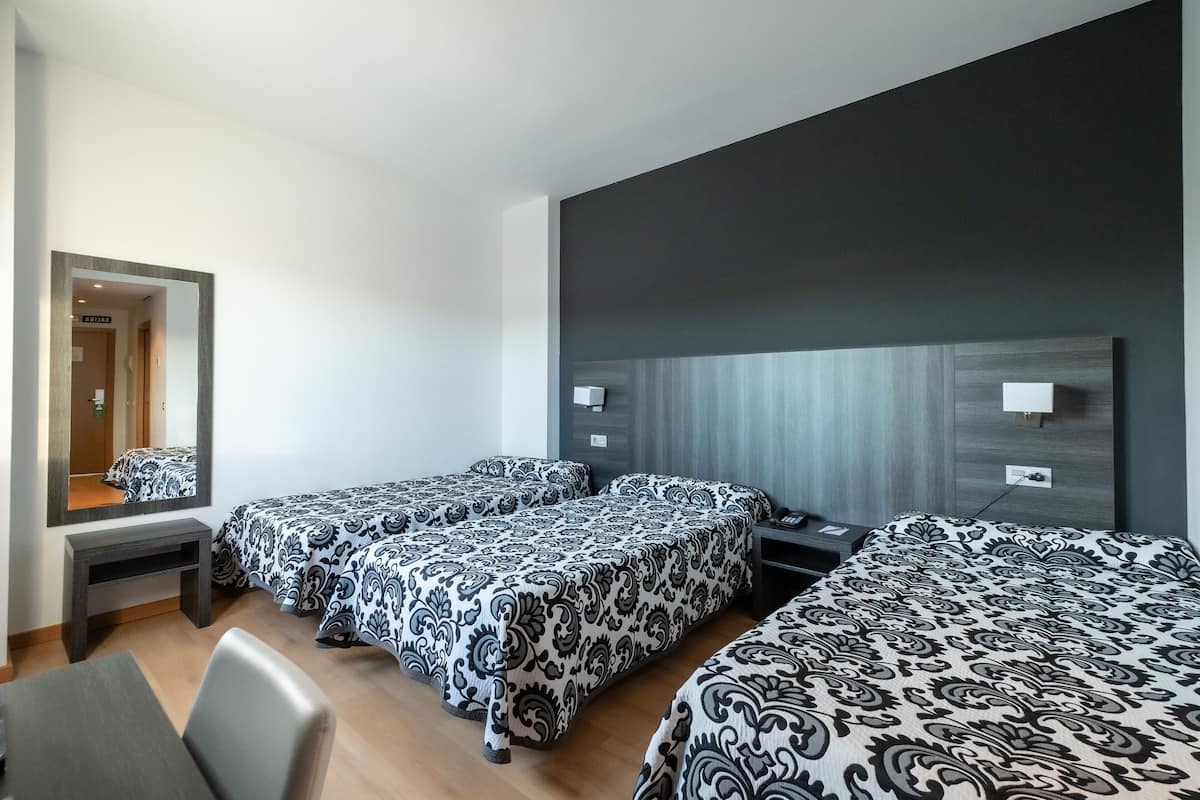 standard double room (2 single beds and 1 extra bed child) | desk, soundproofing, free wifi, bed sheets