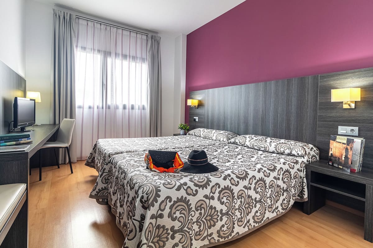 Escritorio, insonorización, wifi gratis y ropa de cama