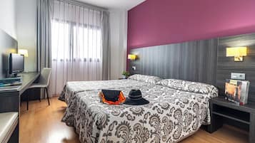 Escritorio, sistema de insonorización, wifi gratis y ropa de cama
